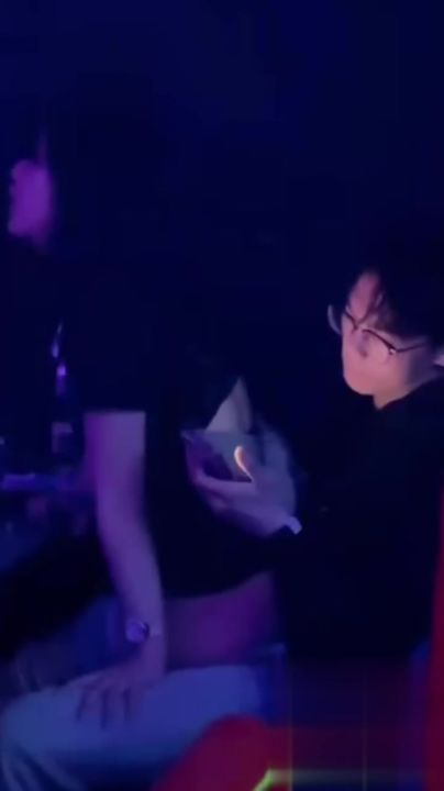 【69堂午夜视频】黑料吃瓜-盘锦布车酒吧do瓜_辽油三高_王庸昊_酒吧做爱！监控下两人无惧羞涩_视频疯传全网_引发焦点