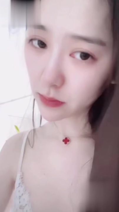 【69堂午夜视频】黑料吃瓜_抖音10W粉网红_77_日常号_直播时意外走光被录屏_引起直播间一群狼友的垂涎_网友称：这都是故意的