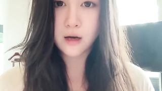 【69堂午夜视频】黑料吃瓜_抖音200W粉丝网红_叶凯薇_不雅视频被曝光流出_风波事件发生后其称是AI生成_网友：这不是本人我吃翔