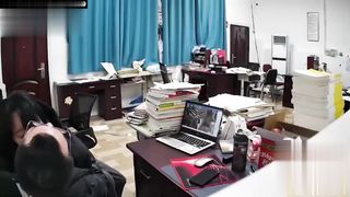 【69堂午夜视频】黑料吃瓜-四川达州铭任园高中男老师勾引学生办公室调情监控全程拍摄真是人前教书人后育人啊