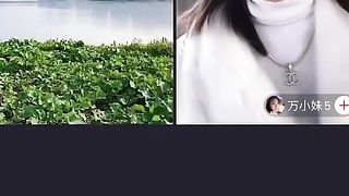 【69堂午夜视频】黑料吃瓜-抖音户外直播网红马妹儿刺激PK惩罚输了直接脱光光下河引得众人围观真刺激