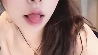 【69堂午夜视频】黑料吃瓜-粉丝投稿曝光自己的04年调教女友在四川成都上大学的小母狗一枚玩够了分享出来给大家看一下