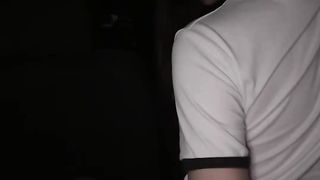 【69堂午夜视频】性爱私拍粉丝接机在车里就调起情来玩起车震