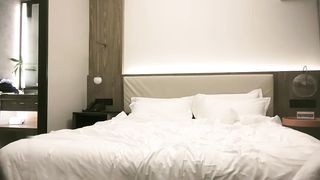 【69堂午夜视频】翘起屁股手指快速拍打肥逼，深喉口交骑坐猛烈撞击