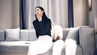 【69堂午夜视频】高价网约车模，女神貌美肤白大长腿，对着镜子后入搔首弄姿小尤物