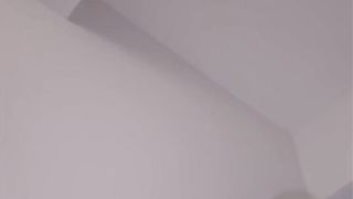 【69堂午夜视频】不小心走进汤屋员工休息室，看到穿着和服熟睡的服务生，居然有意外的展开