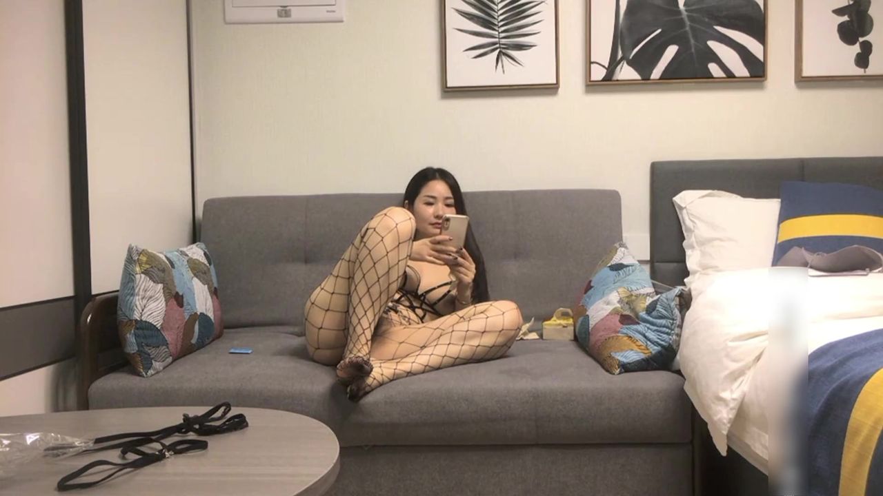 【69堂午夜视频】第一次约这么骚的外围穿上情趣内衣内射