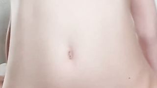 【69堂午夜视频】大奶子小乳头，掀开吊带小背心露奶做爱