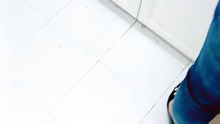 【69堂午夜视频】勾引小嫂子从厨房洗衣做饭开始一顿忽悠半推半就，当鸡巴插入小穴的瞬间就老实了，疯狂艹逼内射