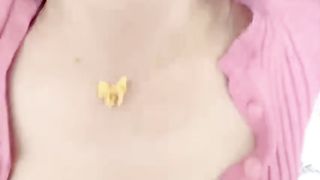 【69堂午夜视频】周末和姐姐单独在老家姨妈刚走不停在家发骚先让她带上乳夹菊花插上尾巴去楼下取快递