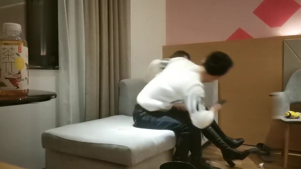 【69堂午夜视频】女神嘟嘴娇嗔着实可爱，文轩体力强悍美女招架不住连连求饶