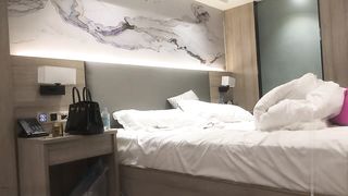 【69堂午夜视频】留下苗条女神加钟被拒，再约风骚小少妇，白嫩温柔沙发激情啪啪