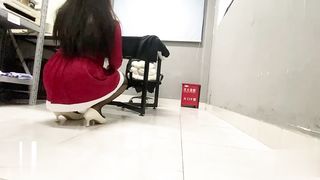 【69堂午夜视频】办公室内与小舅妈偷情，舅妈边吃早餐被肏