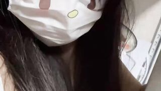 【69堂午夜视频】手握着哥哥的鸡巴不让他走，继续舔舐着哥哥的蛋蛋，哥哥估计被我的嘴巴留住了