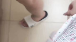 【69堂午夜视频】手握着哥哥的鸡巴不让他走，继续舔舐着哥哥的蛋蛋，哥哥估计被我的嘴巴留住了