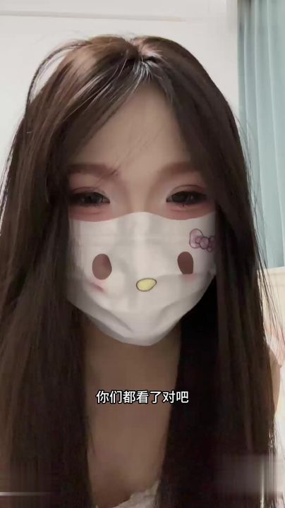 【69堂午夜视频】手握着哥哥的鸡巴不让他走，继续舔舐着哥哥的蛋蛋，哥哥估计被我的嘴巴留住了