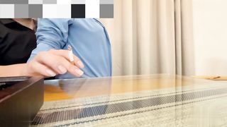 【69堂午夜视频】茶馆边接小舅电话边被侄子干