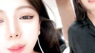 【69堂午夜视频】西奶带骚闺蜜约啪大哥玩双飞，全程露脸一起舔大鸡巴，让大哥多体位蹂躏爆草，淫声荡语表情好骚，全射她嘴里