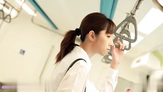 【69堂午夜视频】超级饥渴的小少妇没想到在地铁上就被人干来