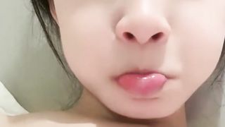 【69堂午夜视频】全程露脸大秀直播发骚，跟狼友互动撩骚各种展示，舔弄小哥大鸡巴，无套抽插激情上位