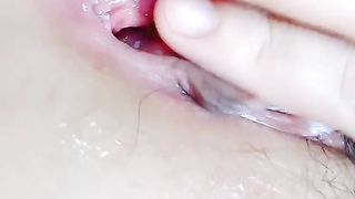 【69堂午夜视频】女神级宝贝露脸带着来大姨妈的姐妹一起大秀直播，真是一腚红，淫声荡语互动撩骚吃奶玩逼道具抽插，呻吟可射