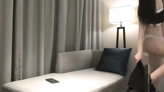 【69堂午夜视频】极品骨相啊！妹子身材很哇塞！亲吻香舌品尝精液