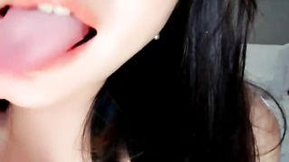 【69堂午夜视频】新来的气质美人妻，妩媚风情很是诱惑，揉奶玩逼互动撩骚特写展示，逼逼里塞跳蛋高潮喷尿，自己舔手上的淫水