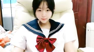 【69堂午夜视频】清纯乖巧邻家妹妹新买的学生制服，穿上给大家看，撩起里面穿着连体内裤，掰开粉穴特写，手指扣入表情很享受