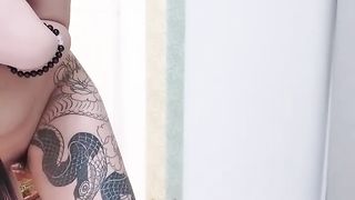 【69堂午夜视频】腿上蛇纹身婴儿肥肉嘟嘟02年萌妹，童颜大奶两根麻花辫，刚下海不久全裸扭动，吊带黑丝翘起大肥臀