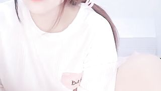 【69堂午夜视频】03年小姑凉，细皮嫩肉，毛毛都没长几根，把骚逼摆在镜头前淫乱发骚，勾引网友！