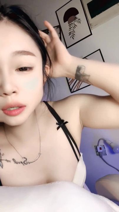 【69堂午夜视频】一个北京妹妹精彩小秀露脸直播，跟狼友互动撩骚揉奶玩逼，跳蛋塞里面自慰抽插，站着喷水了好骚精彩又刺激