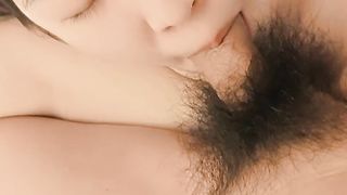 我的母狗妹妹，乖巧听话无毛逼，让小哥骑在脖子上草嘴深喉，压在身下无套插入给小哥舔手指，浪叫呻吟好骚啊