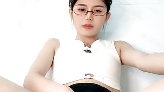 【69堂午夜视频】有气质的小女人全程露脸激情大秀，双手拿着道具抽插骚穴，浪叫呻吟表情好骚，炮击抽插揉着奶子浪叫精彩刺激