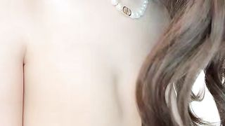 【69堂午夜视频】长相甜美网红妹子唯美透明情趣衣服，全裸自慰，极品超美鲍鱼，道具双玩刺激白浆很多