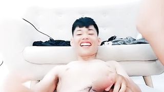 露脸骚人妻跟小哥激情啪啪直播，三通少妇玩的好嗨，吃奶舔逼抠的她浪叫不止，深喉草嘴干骚穴爆菊花高潮冒白浆