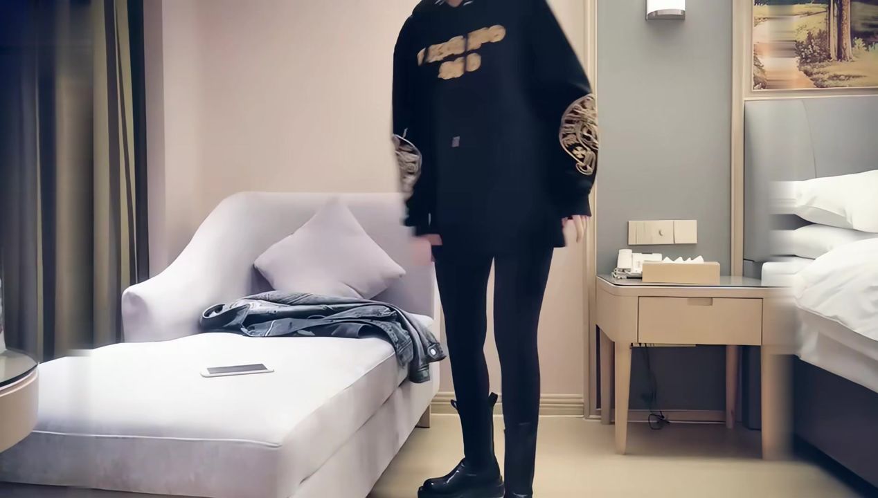 【69堂午夜视频】一字马美女，极品身材啪啪浪叫不断