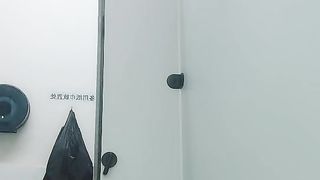 【69堂午夜视频】公司女白领上班时间陪狼友骚一下，逼里塞着跳蛋自慰跑到厕所脱光给狼友看，听狼友指挥揉骚奶子撅着屁股看逼