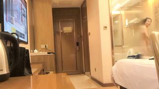 【69堂午夜视频】别舔了都是骚味，身材苗条很可爱的妹子说说操操被无套输出