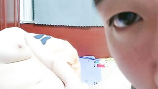 【69堂午夜视频】妩媚风情的小少妇全程露脸跟小哥激情啪啪，让小哥亲着小嘴吃着奶子抠着骚逼好多淫水，舔逼口交压在身下爆草