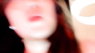 成熟又有韵味的极品少妇，全程露脸在狼友的调教下漏出骚奶子揉捏，跳蛋塞逼里抽插自慰淫水多多，浪叫不止