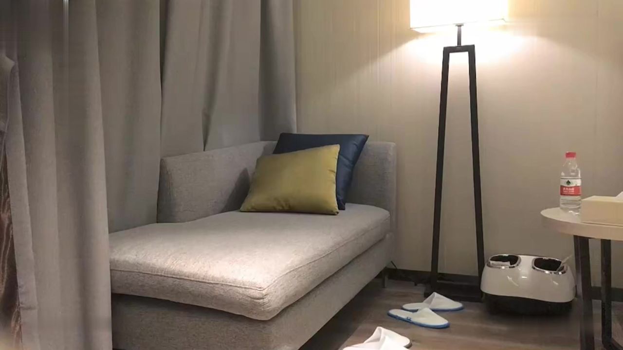 【69堂午夜视频】深夜场约了个高颜值大长腿嗲嗲妹子，蹲着口交舔弄上位骑乘侧入抽插操！