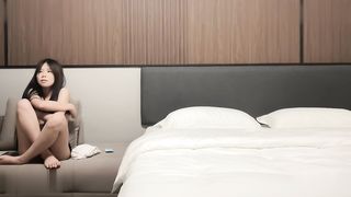 【69堂午夜视频】高个子双腿笔直的妹妹，体重只有86斤，一直推荐我找个丰满的说两个瘦的一起做不舒服，屁股挺翘，抽插几下