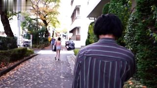 【69堂午夜视频】一名年轻女子在餐厅被性骚扰 跟踪她回家满足欲望又带她去餐厅猥亵