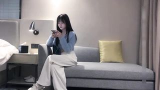 【69堂午夜视频】刚脱毛人造白虎邀请共浴搞一半状态不佳猛男不举