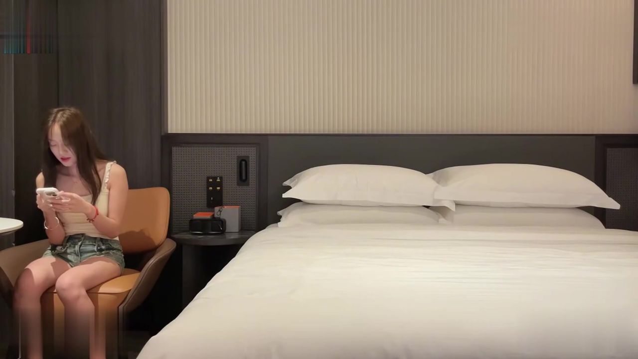 【69堂午夜视频】后边换了个夹子音JK妹子，黑丝加攻速夹子音叠暴击，中间偷偷拔套还差点被发现！