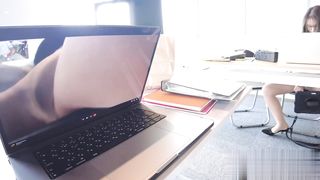 【69堂午夜视频】办公室裸聊被同事抓包，必须满足他的大鸡巴才能放过我