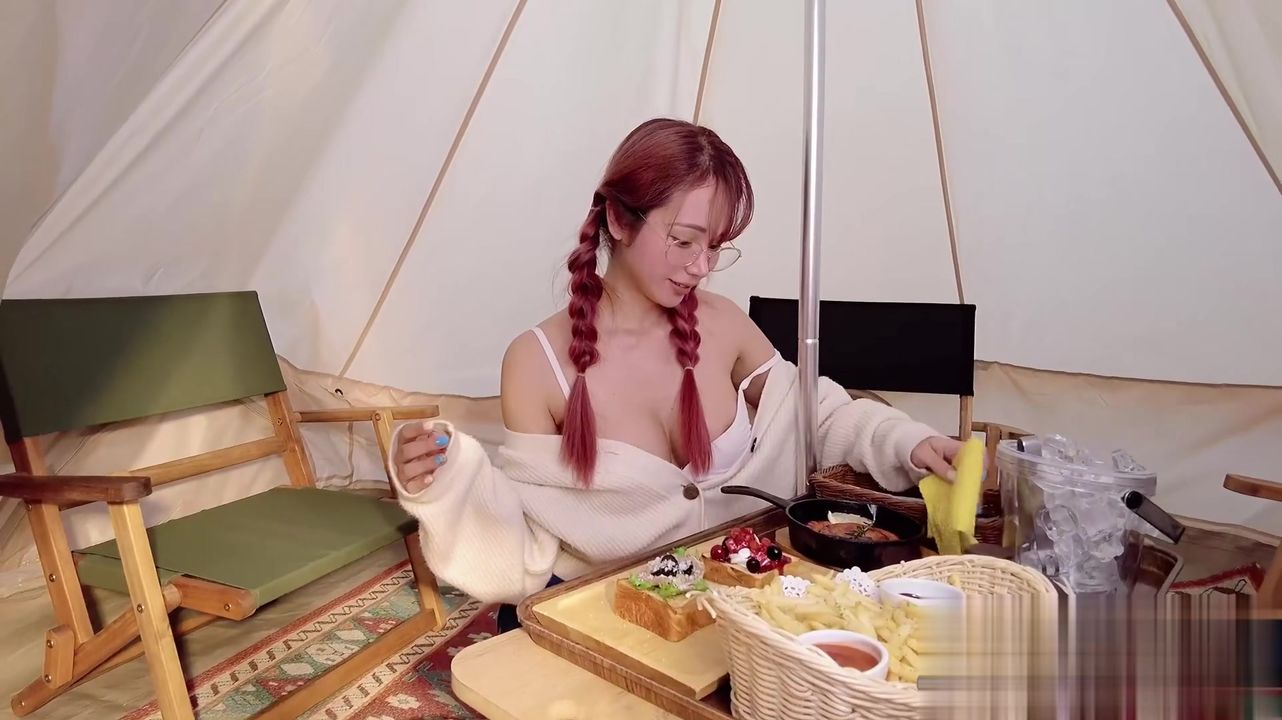 【69堂午夜视频】双马尾骚货女友的惊喜，今日可以让我的大鸡巴全部射出来哦