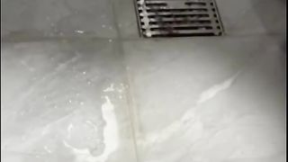 【69堂午夜视频】私人母狗肉便器直接喝尿舔马桶一看就是专业母狗