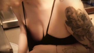 【69堂午夜视频】在廚房被挑逗到慾火焚身的她全心全意為你口交