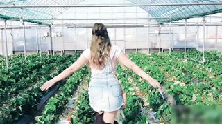 【69堂午夜视频】裸体围裙白网袜女友的嫩穴诱惑